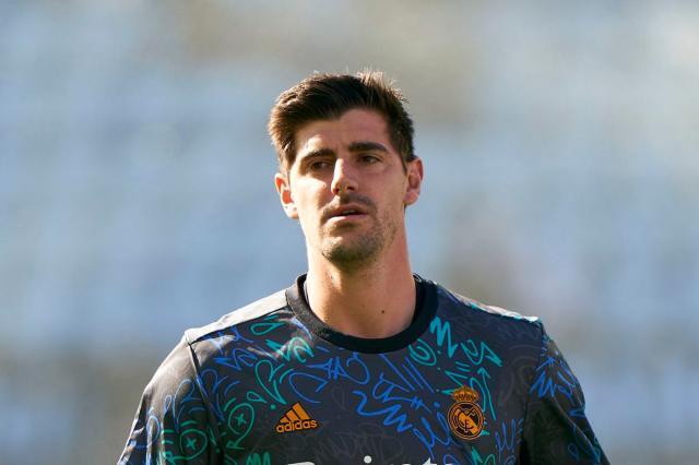 半岛体育-两次神仙扑救展现火热状态 库尔图瓦昂首回访蓝桥