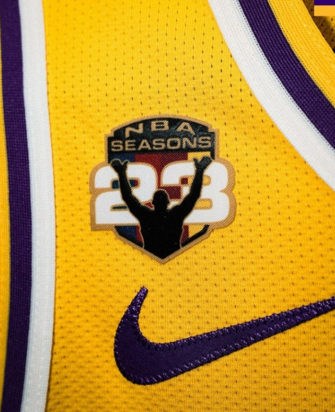 排队给詹姆斯道歉！球衣补丁并非自我营销，NBA官方给足goat面子|迈阿密热火队|洛杉矶湖人队|克利夫兰骑士队|萨克拉门托国王队|迈阿密_新浪体育_新浪新闻