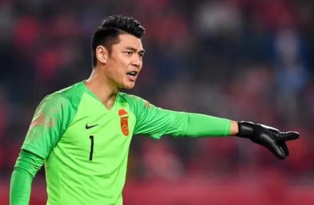 半岛体育-曾诚退出国足何人递补？韩佳奇受热捧但未入大名单